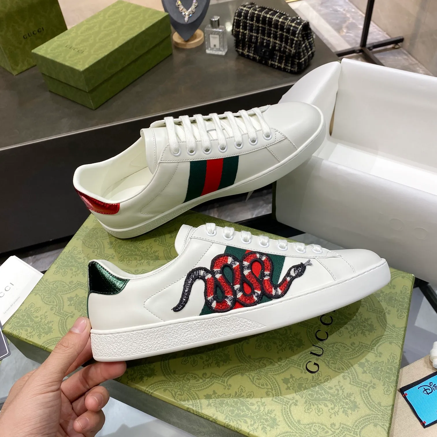 👟👟Ex-factory price 440👟👟 Men's size +10 Gucci's GG white shoes, the same style as Ni Ni, have been popular in recent years; new colors are constantly updated; stars, Internet celebrities, live broadcasts, etc. will definitely plant grass and call them. Classic fashion style, 5D drawing printing; electric embroidery surface, etc... Original customized cowhide color, first layer of cowhide inside, original outsole... Shiny color drawing/electric embroidery surface embellished on the side of the shoe body, package production process‼ Size: Female 35-40# Male 39-46#